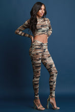Load image into Gallery viewer, Camouflage V-Hem Crop Top ከ Legging Set ጋር
