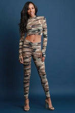 Load image into Gallery viewer, Camouflage V-Hem Crop Top ከ Legging Set ጋር
